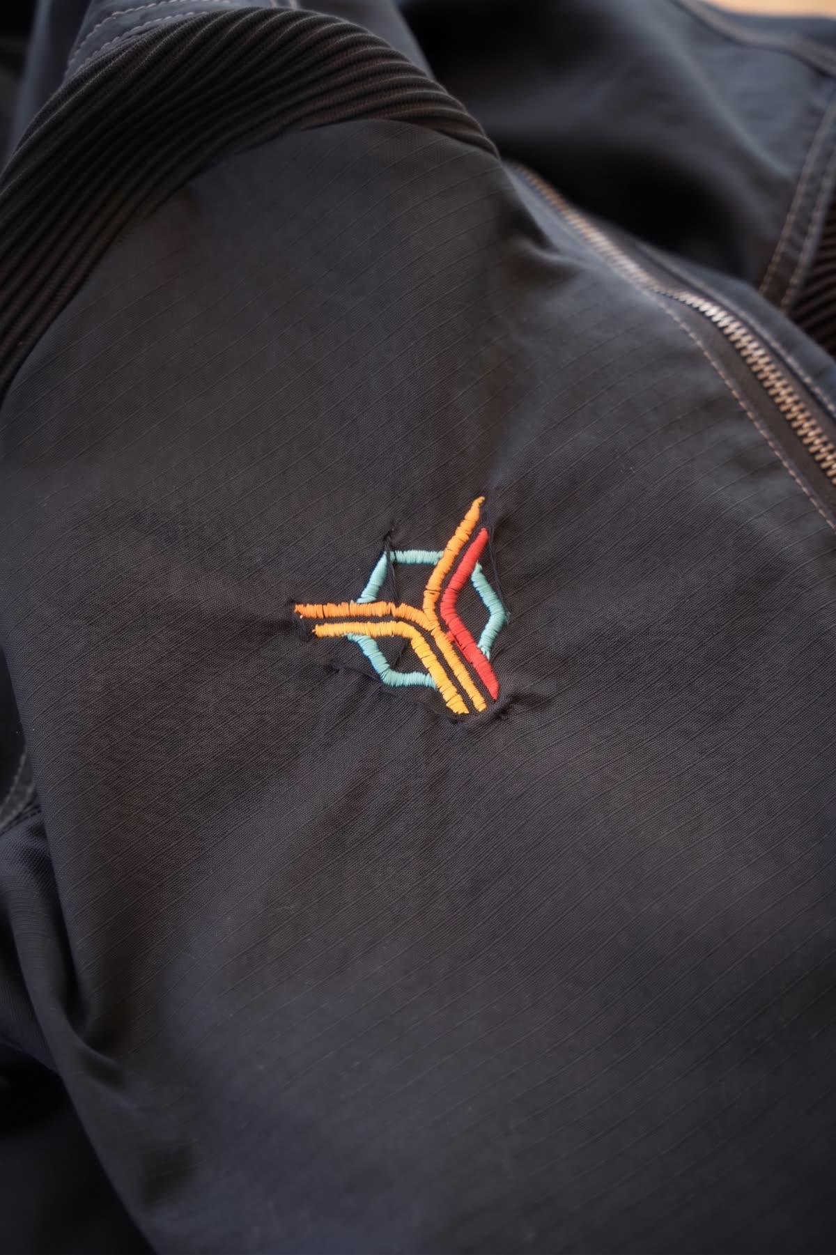 Broderie premier prix, même logo en gros plan